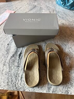 Vionic Men’s WaveTan Orthotic Sandals(New in Box) Men’s size 8 / EUR 41